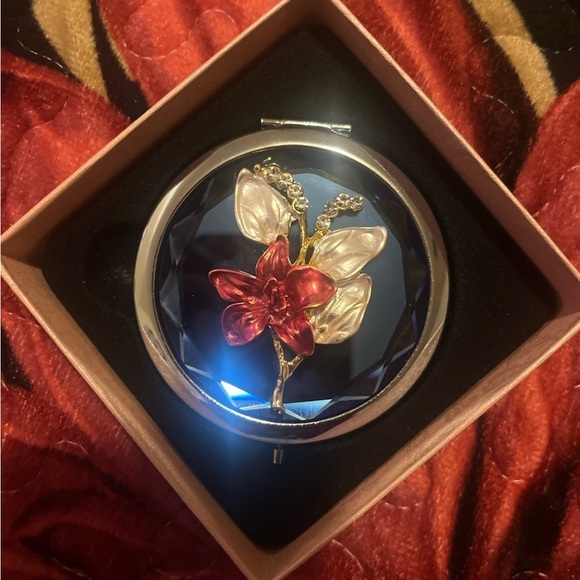 Compact Double Mirror - Picture 3 of 5